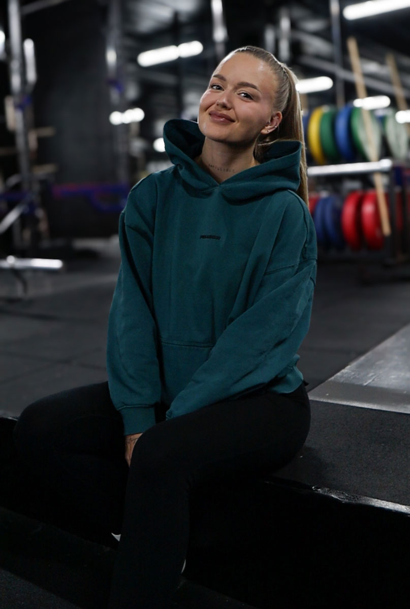 Trener som sitter på treningsstudioet med et smil